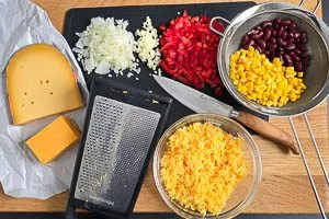 Gemüse und Käse vorbereiten.