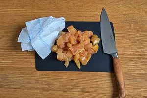 Hähnchen in Stücke schneiden.