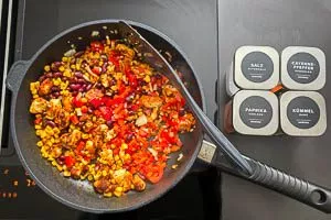 Gemüse und Gewürze zugeben und mit anbraten.