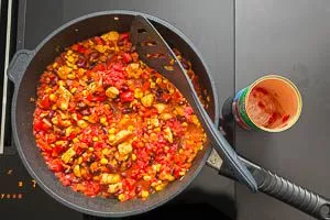 Stückige Tomaten hinzugeben.