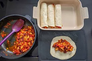 Wraps füllen und in die Auflaufform geben.