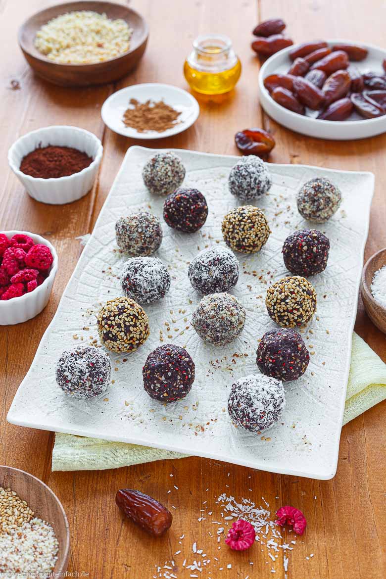 Bunte Energy Balls mit wenigen Zutaten