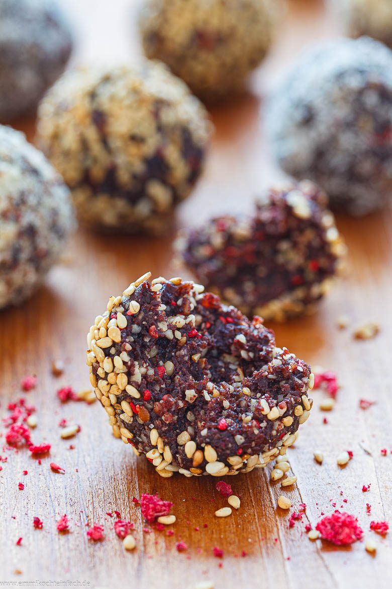 Energiekugeln mit Samen und Trockenfrüchten