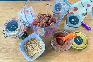 Zutaten für Energiebällchen in den Multi-Zerkleinerer geben