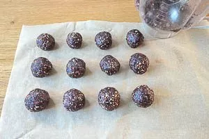 Gemixte Zutaten zu kleinen Bällchen formen