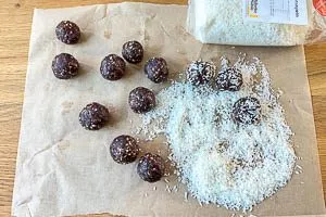 Energy Balls in Kokosraspeln wälzen