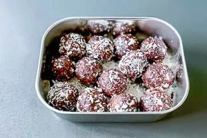 Energy Balls in einer Dose aufbewahren