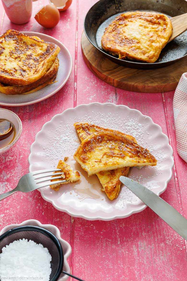 Brot in Milch-Ei-Mischung mit karamellisiertem Zucker