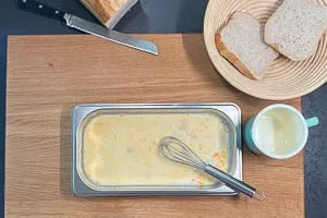 Eier, Milch und Salz für French Toast verquirlen