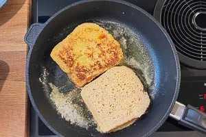 French-Toast-Scheiben in der Pfanne goldbraun braten