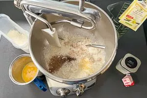 Zutaten für den Hefeteig in die Rührschüssel geben.