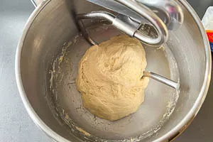 Teig für einige Minuten kneten.