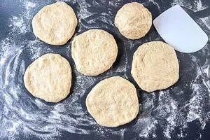 6 Kugeln formen und zu einer Scheibe platt drücken.