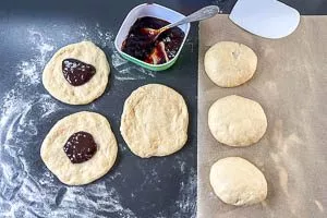 Scheiben mit Pflaumenmus füllen und zu einer Kugel formen.