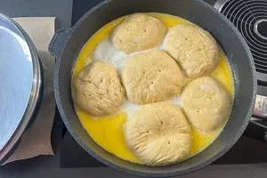 Teiglinge in das Butter-Milch-Gemisch in eine Pfanne geben.