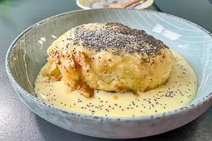 Fertig sind die Germknödel. Du kannst sie wunderbar mit Mohn-Puderzucker und Vanillesauce servieren.