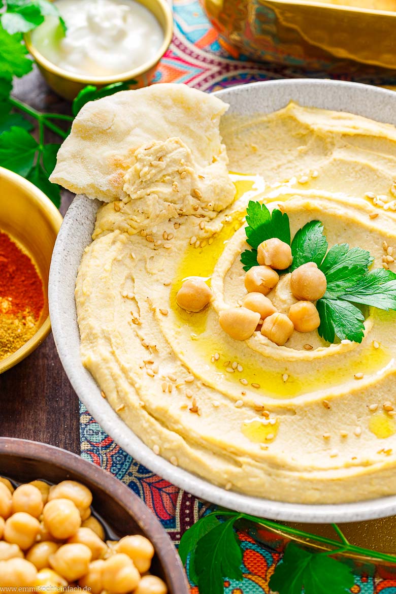 Hummus mit Sesam und Brot-Beilage