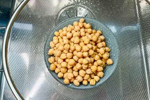 Kichererbsen im Sieb abtropfen lassen