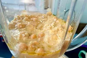 Hummus-Zutaten im Standmixer, Multizerkleinerer oder mit dem Pürierstab pürieren
