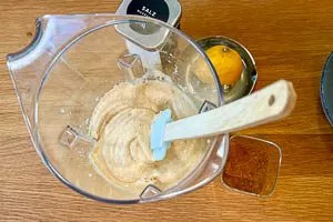 Hummus mit Gewürzen abschmecken