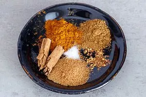Die Gewürze für das Kichererbsen-Curry vorbereiten