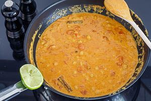 Das Kichererbsen-Curry mit Limettensaft abschmecken