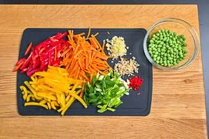 Gemüse für Nasi Goreng schneiden