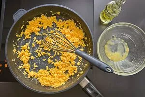 Ei verquirlen und anbraten
