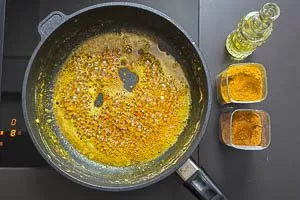Gewürze für Nasi Goreng in Öl anbraten