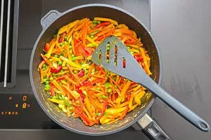 Gemüse für Nasi Goreng braten