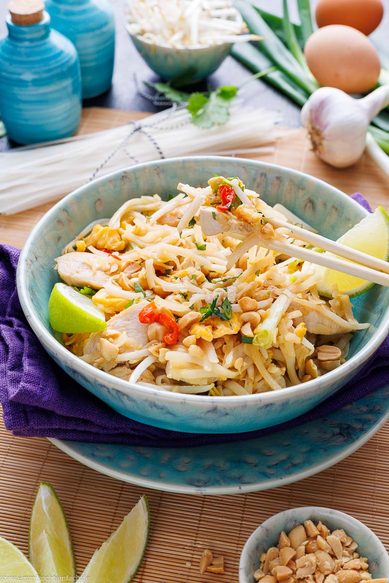 Reisnudeln mit St&auml;bchen serviert