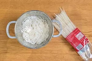 Reidnudeln für Pad Thai zubereiten