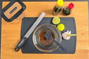 Zutaten für die Pad-Thai-Sauce vermischen