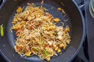 Ei mit den anderen Pad-Thai-Zutaten vermischen