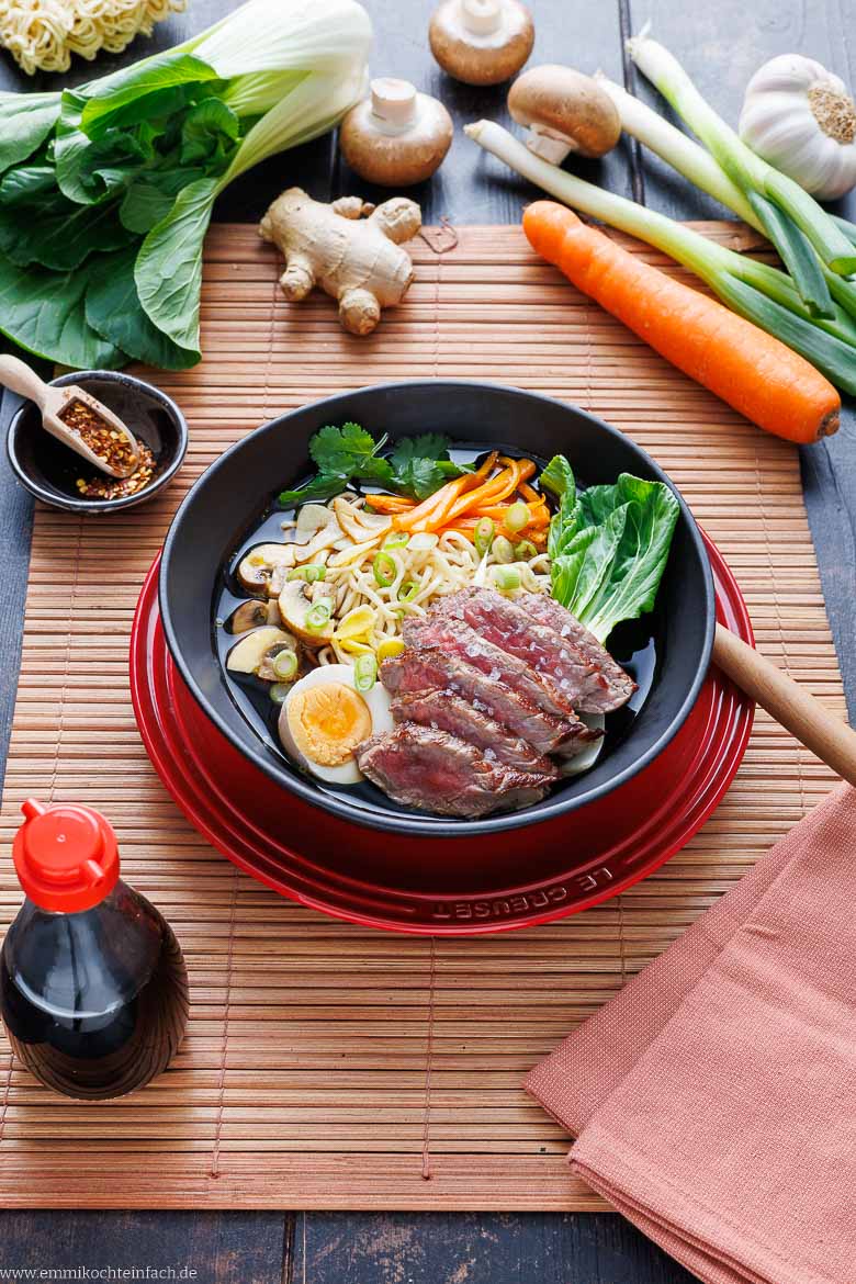 Japanische Nudelsuppe mit Gem&uuml;se und Rindfleisch