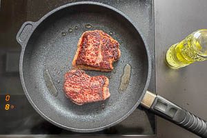 Rinderhüftsteaks für zwei Minuten pro Seite anbraten.