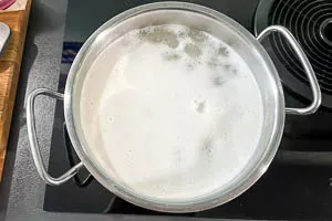 Topf mit Wasser und Reis zum Kochen bringen