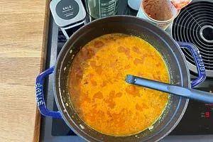 Suppenzutaten mit Gemüsebrühe aufkochen