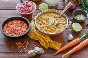 Rote Linsensuppe servieren