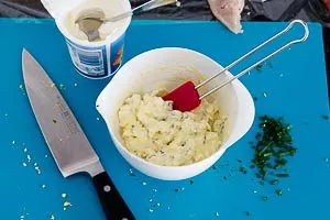 Die Putenrouladen-Füllung zubereiten