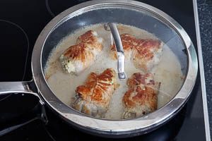 Putenrouladen in der Pfanne in der Soße köcheln lassen