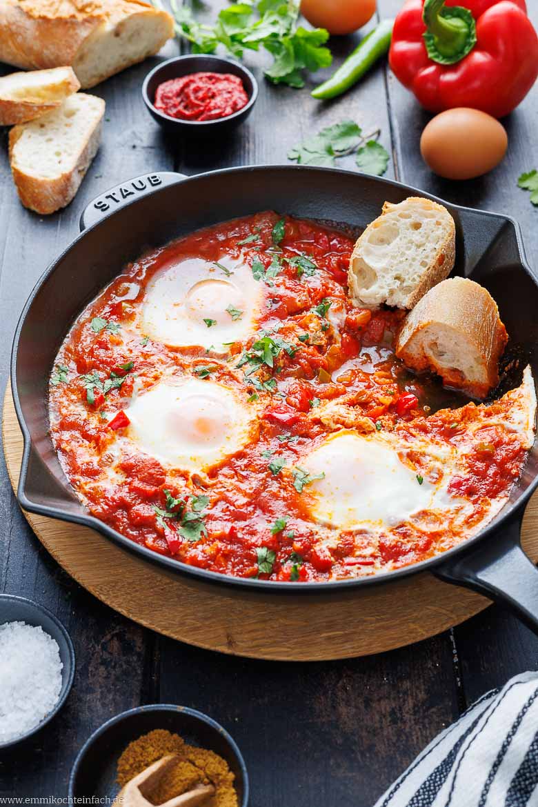 Versunkene Eier in w&uuml;rzig-pikanter Tomatensauce