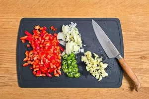 Shakshuka-Gemüse und Gewürze vorbereiten