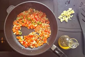 Shakshuka-Zutaten in Olivenöl anbraten