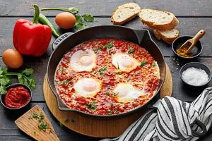 Gekochtes Shakshuka in der Pfanne servieren