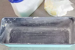 Kastenform für den Zitronenkuchen einfetten