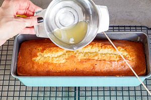 Gebackenen Kuchen mit Zitronensaft übergießen