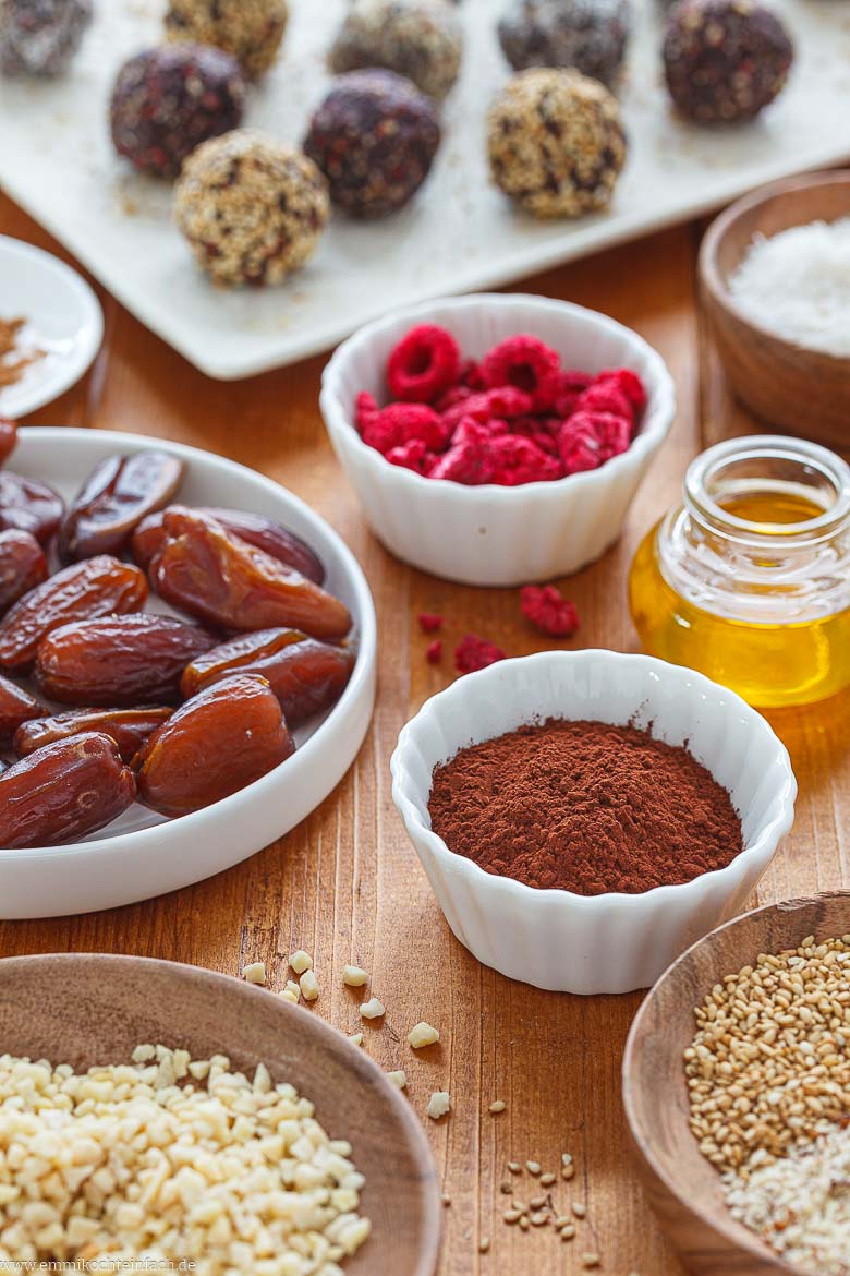 Datteln, Nüsse, Samen und weitere Zutaten für Energy Balls