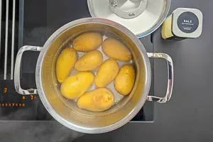 Kartoffeln waschen und im Kochtopf kochen