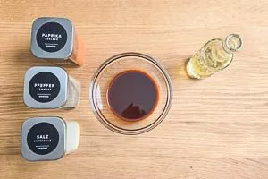 Marinade in einer Schüssel vorbereiten.